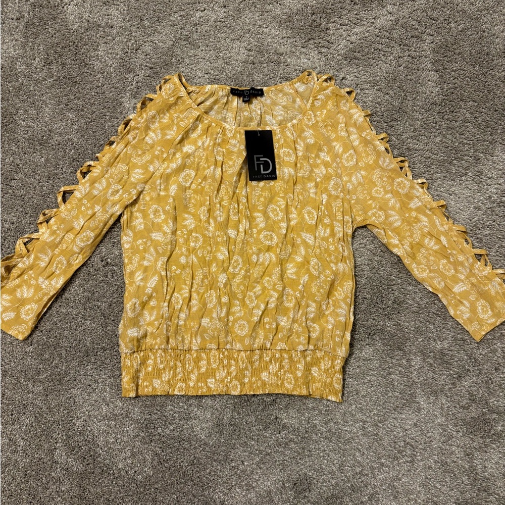 Elegant Yellow Floral Blouse with Sleeve Detailing